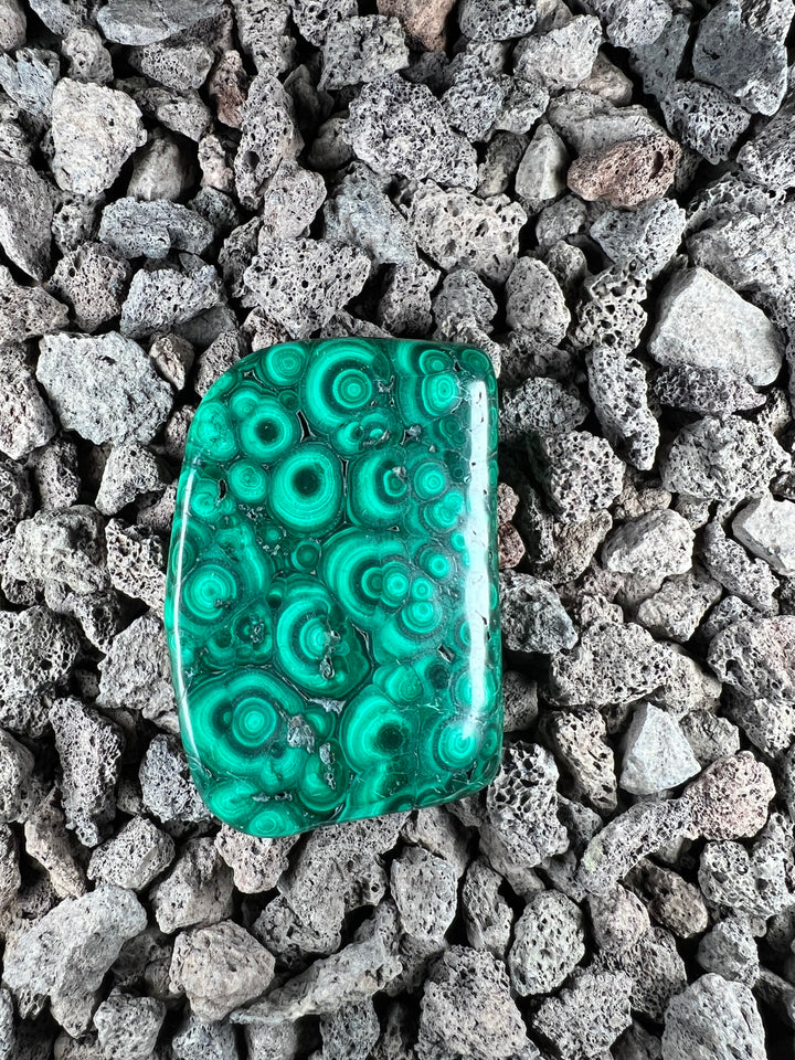 Dein Stein-Freund: "Mara" – Hüterin der Wandlung & Herzkraft Malachit (poliert) | Einzelstück | ca. 152g | 7cm