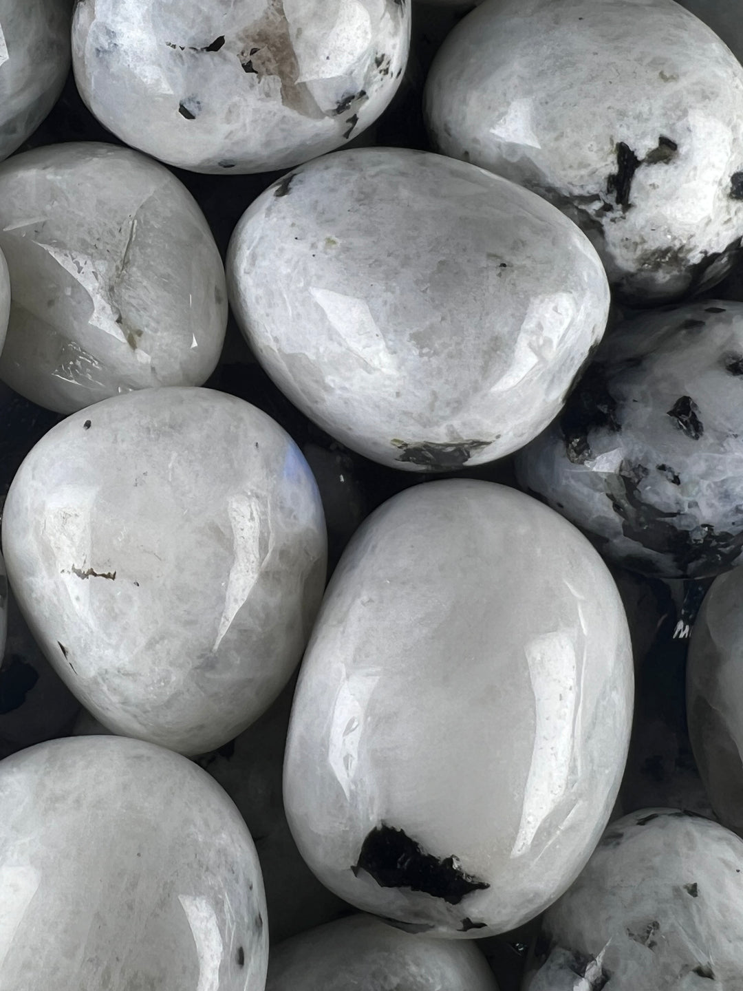 Mondstein Weiß Trommelstein – Intuition, Weiblichkeit & sanfte Mondenergie  A+ Qualität | ca. 20–35 mm | 15–30 g | Handverlesen & poliert