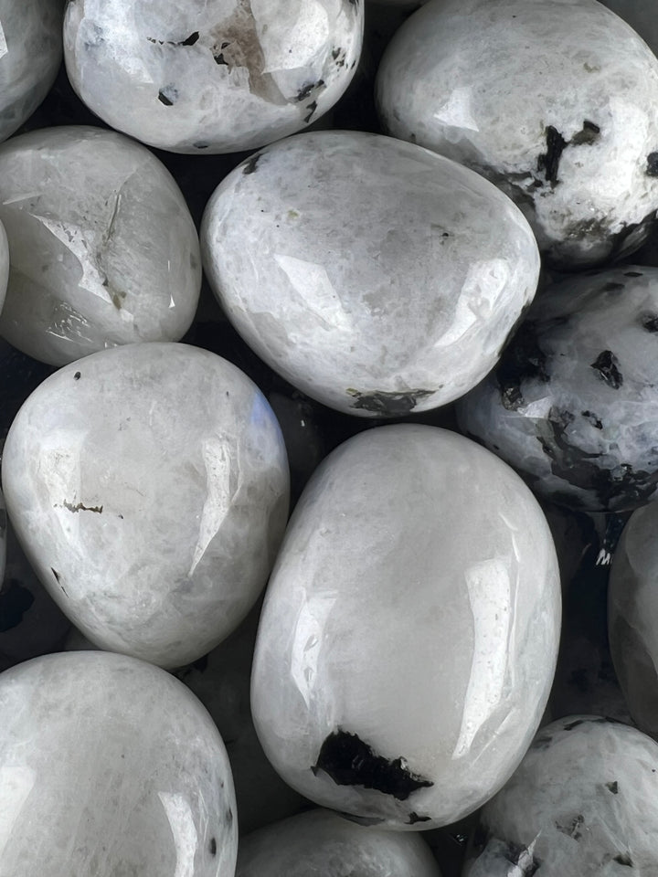 Mondstein Weiß Trommelstein – Intuition, Weiblichkeit & sanfte Mondenergie  A+ Qualität | ca. 20–35 mm | 15–30 g | Handverlesen & poliert