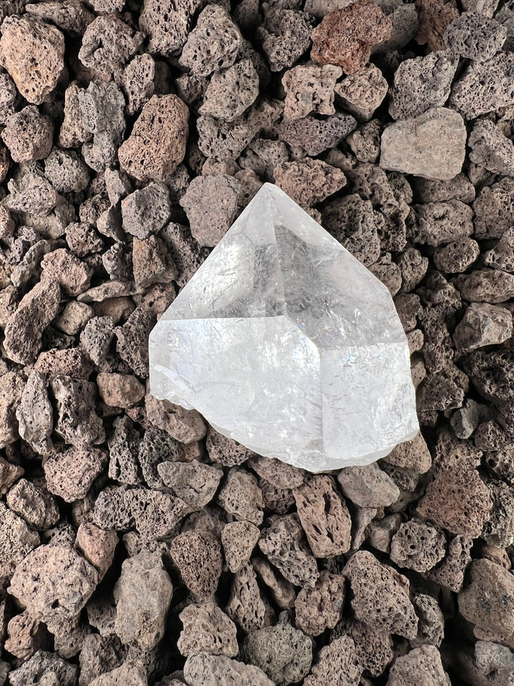 Dein Stein-Freund: "Borg" – Träger lemurischer Weisheit und kosmischer Erinnerung Lemurischer Bergkristall | Einzelstück unbehandelt | ca. 140g | 5cm