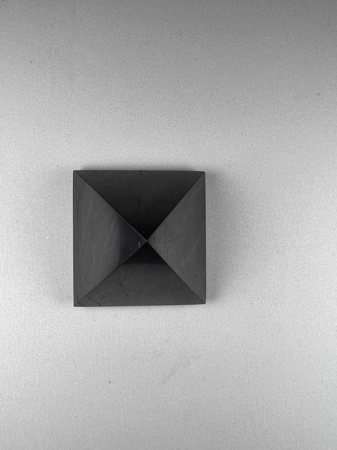 Dein Stein-Freund: 

“Schorsch” – Wächter der Reinigung und energetischen Klarheit

Schungit (Pyramide) | Einzelstück | ca. 5 cm, ca. 84g