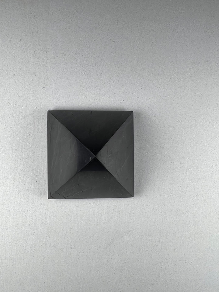 Dein Stein-Freund: 

“Schorsch” – Wächter der Reinigung und energetischen Klarheit

Schungit (Pyramide) | Einzelstück | ca. 5 cm, ca. 84g