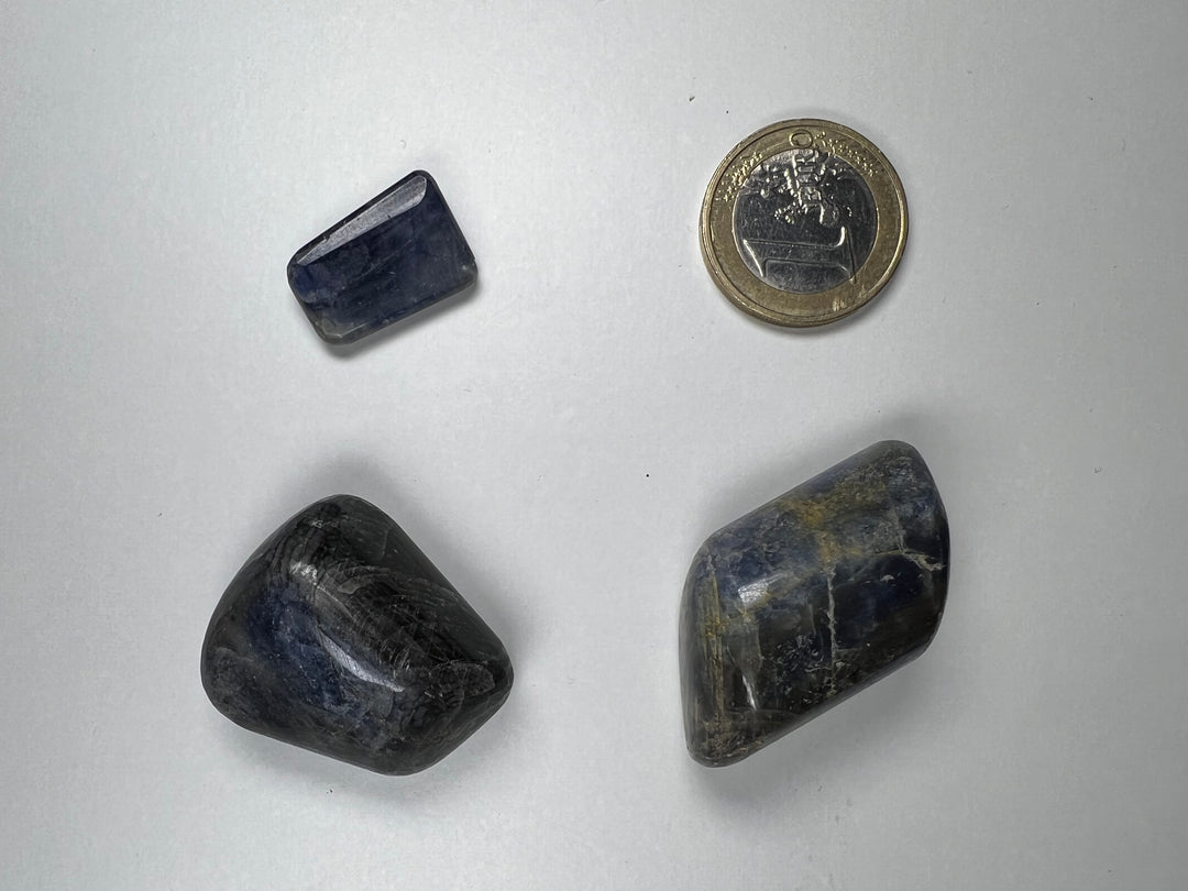 Saphir Trommelstein – Weisheit, Fokus & Klarheit Handpolierter Naturstein | ca. 15–35 mm | 5–20 g | Herkunft: Indien