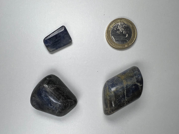 Saphir Trommelstein – Weisheit, Fokus & Klarheit Handpolierter Naturstein | ca. 15–35 mm | 5–20 g | Herkunft: Indien