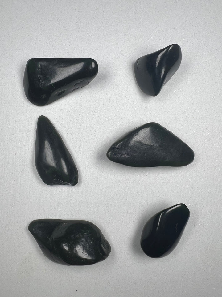 Jade (Nephrit) Trommelstein – Harmonie, Schutz & innere Weisheit  A Qualität | ca. 20–40 mm | 10–25 g | Handverlesen & poliert