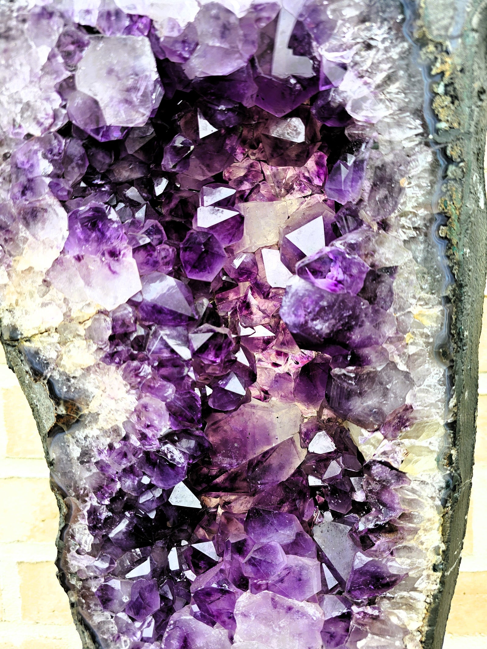 Amethyst Geode/Druse (groß) im Ständer, ca. 50 cm, A+ Qualität