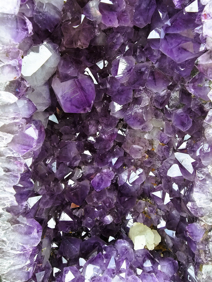 Amethyst Geode/Druse (groß) mit Calcit, ca. 46 cm, A+ Qualität