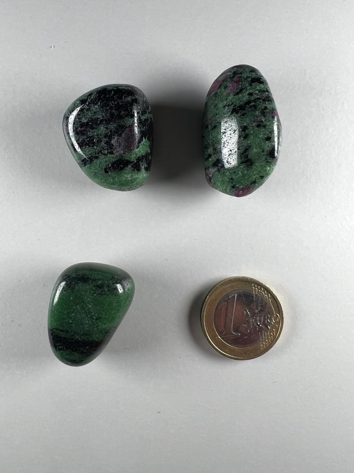 Rubin-Zoisit Trommelstein – Lebensenergie, Leidenschaft & spirituelles Wachstum  Seltene Naturstein-Kombination | ca. 15–45 mm | Handpoliert | 15-25g | Herkunft: Tansania