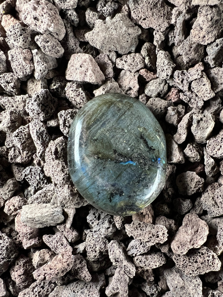 Dein Stein-Freund: "Labra" – Hüter des Lichts und Spiegel deiner Seele Labradorit | Einzelstück | ca. 99g | 6 cm
