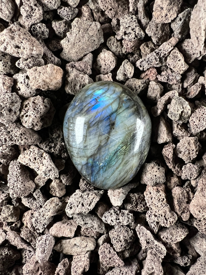 Dein Stein-Freund: "Lumo" – Lichtbringer für Intuition und Wandlung Labradorit | Einzelstück | ca. 119g | 6 cm