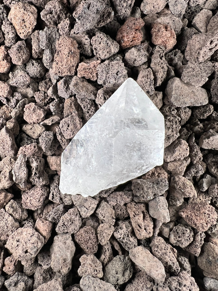Dein Stein-Freund: "Borg" – Träger lemurischer Weisheit und kosmischer Erinnerung Lemurischer Bergkristall | Einzelstück unbehandelt | ca. 140g | 5cm