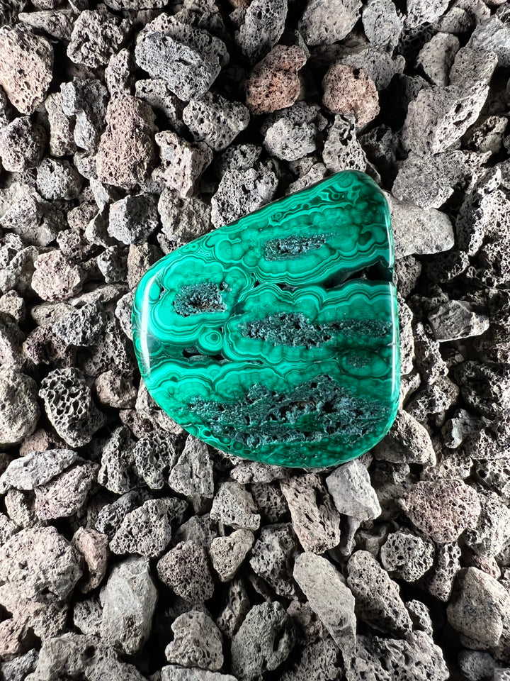 Dein Stein-Freund: "Mala" – Hüterin der Wandlung & Herzkraft Malachit (poliert) | Einzelstück | ca. 160g | 6cm