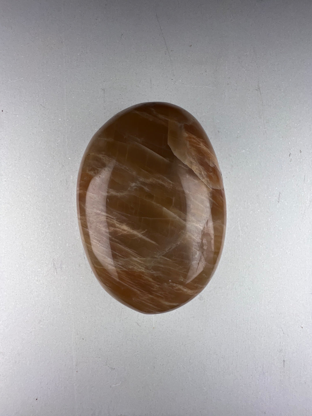Dein Stein-Freund: "Mo" – Träger von Intuition, Weiblichkeit und seelischer Tiefe Mondstein | Einzelstück | ca. 106 g | 6 cm