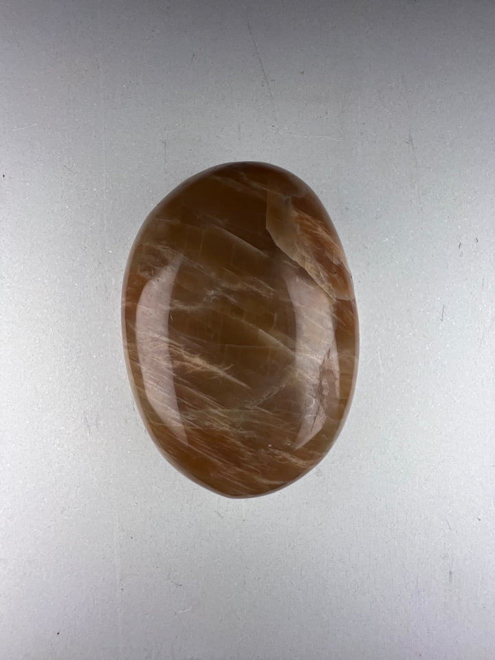 Dein Stein-Freund: "Mo" – Träger von Intuition, Weiblichkeit und seelischer Tiefe Mondstein | Einzelstück | ca. 106 g | 6 cm