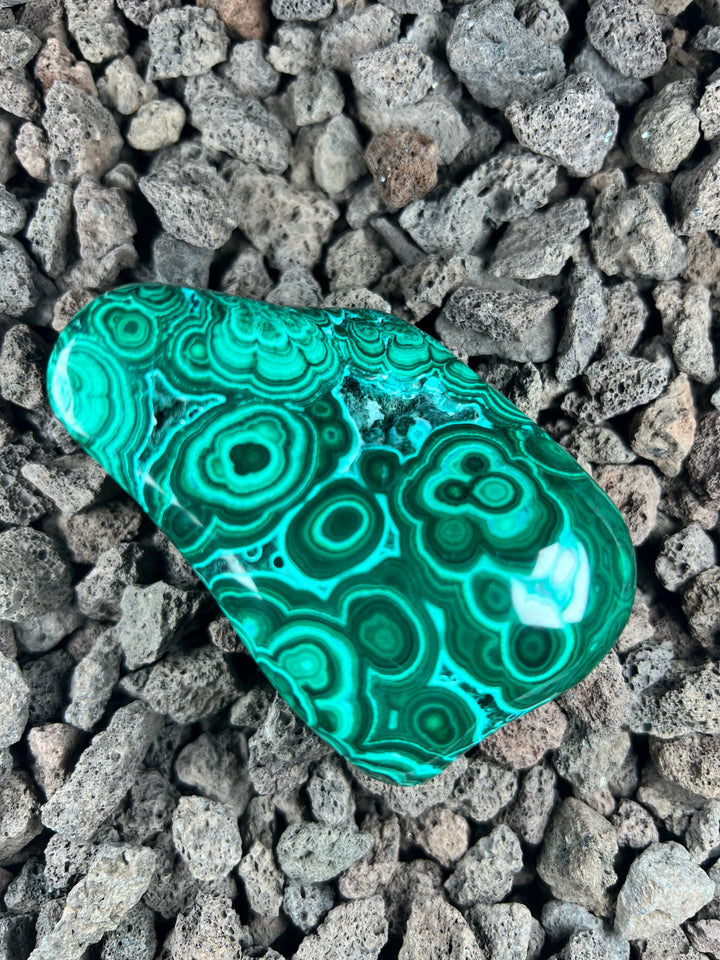 Dein Stein-Freund: "Mala" – Hüterin der Wandlung & Herzkraft Malachit (poliert) | Einzelstück | ca. 310g | 8cm