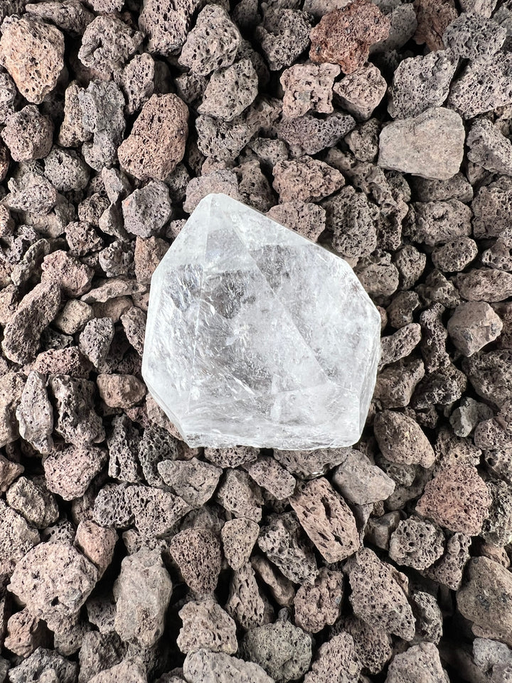 Dein Stein-Freund: "Borg" – Träger lemurischer Weisheit und kosmischer Erinnerung Lemurischer Bergkristall | Einzelstück unbehandelt | ca. 140g | 5cm