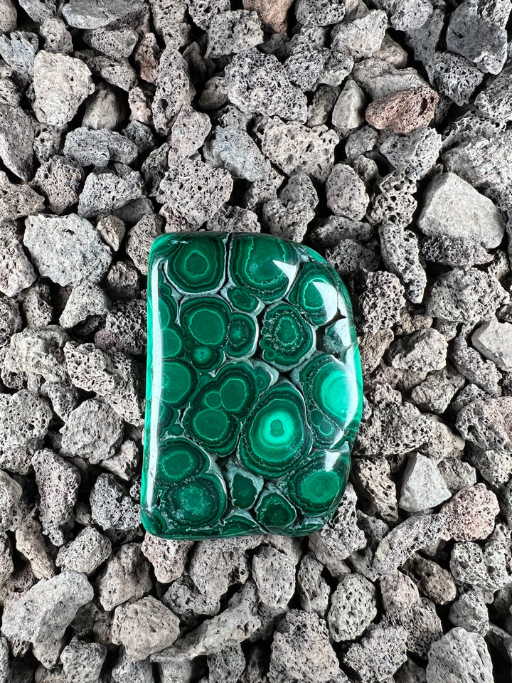 Dein Stein-Freund: "Mara" – Hüterin der Wandlung & Herzkraft Malachit (poliert) | Einzelstück | ca. 152g | 7cm