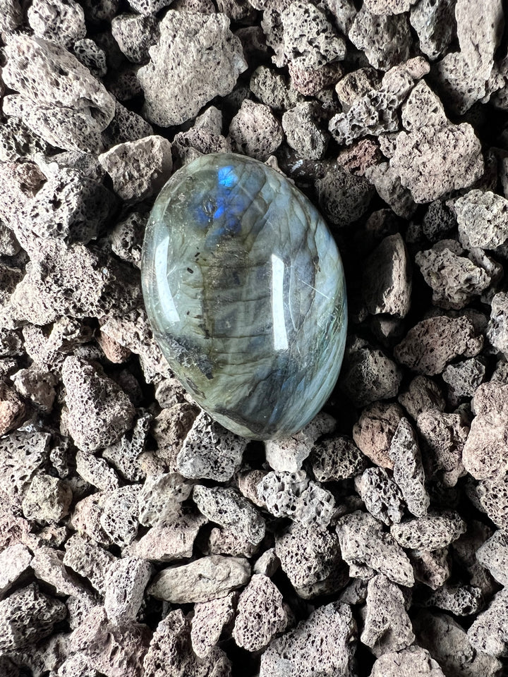 Dein Stein-Freund: "Lumo" – Lichtbringer für Intuition und Wandlung Labradorit | Einzelstück | ca. 119g | 6 cm