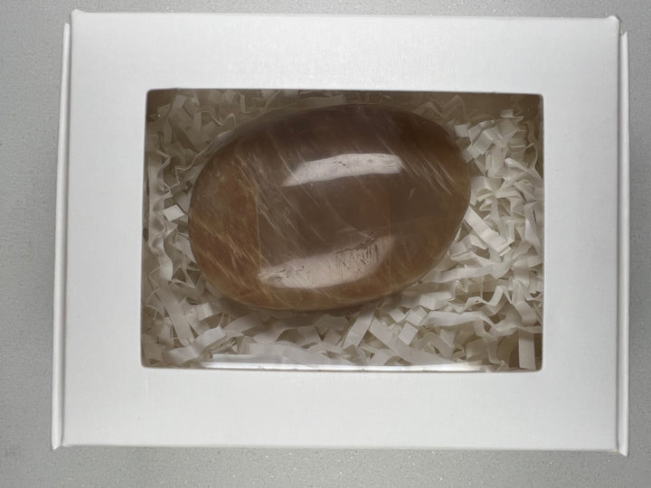 Dein Stein-Freund: "Mo" – Träger von Intuition, Weiblichkeit und seelischer Tiefe Mondstein | Einzelstück | ca. 106 g | 6 cm