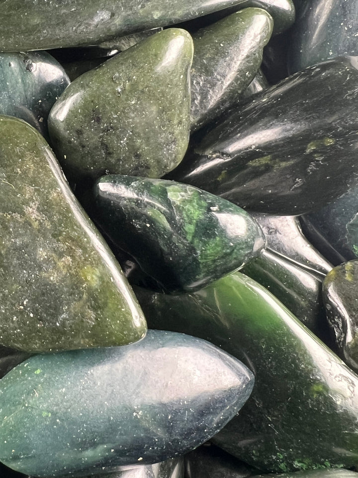 Jade (Nephrit) Trommelstein – Harmonie, Schutz & innere Weisheit  A Qualität | ca. 20–40 mm | 10–25 g | Handverlesen & poliert