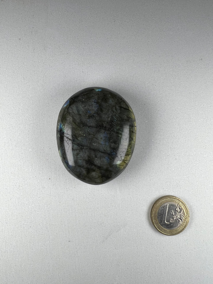 Dein Stein-Freund: "Lumo" – Lichtbringer für Intuition und Wandlung Labradorit | Einzelstück | ca. 77g | 4 cm