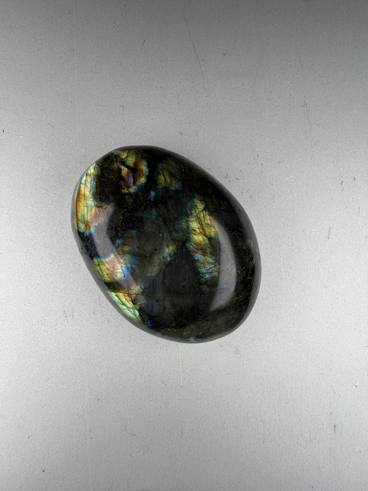 Dein Stein-Freund: "Lumo" – Lichtbringer für Intuition und Wandlung Labradorit | Einzelstück | ca. 92 g | 6 cm