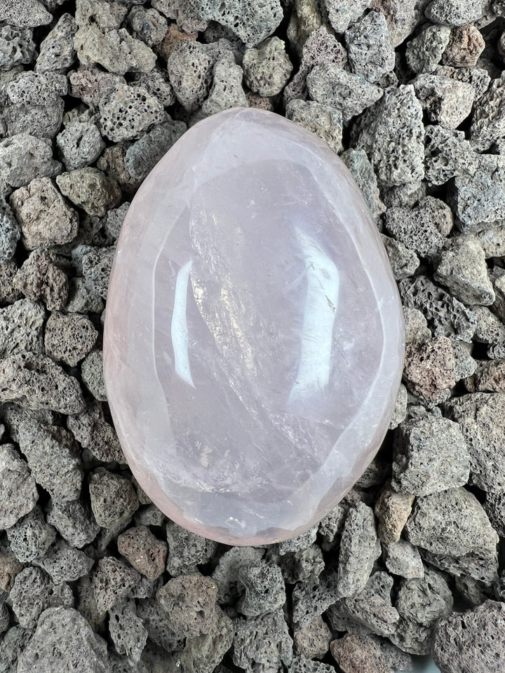Dein Stein-Freund: "Rosi" – Hüterin der Liebe und sanften Herzheilung Rosenquarz | Einzelstück | ca. 226 g | 8 cm