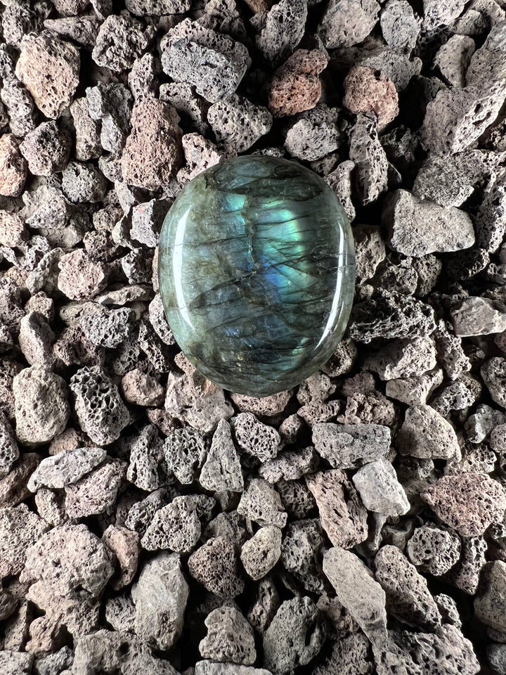 Dein Stein-Freund: "Lumo" – Lichtbringer für Intuition und Wandlung Labradorit | Einzelstück | ca. 77g | 4 cm