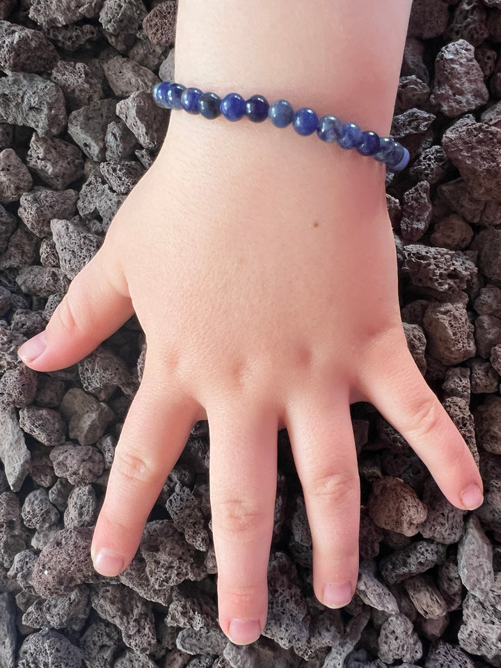 Sodalith Kinderarmband 4 mm – Klarheit und innere Stärke