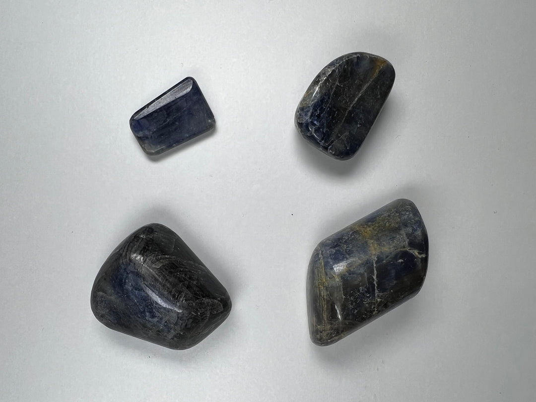 Saphir Trommelstein – Weisheit, Fokus & Klarheit Handpolierter Naturstein | ca. 15–35 mm | 5–20 g | Herkunft: Indien