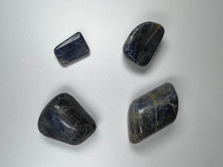 Saphir Trommelstein – Weisheit, Fokus & Klarheit Handpolierter Naturstein | ca. 15–35 mm | 5–20 g | Herkunft: Indien