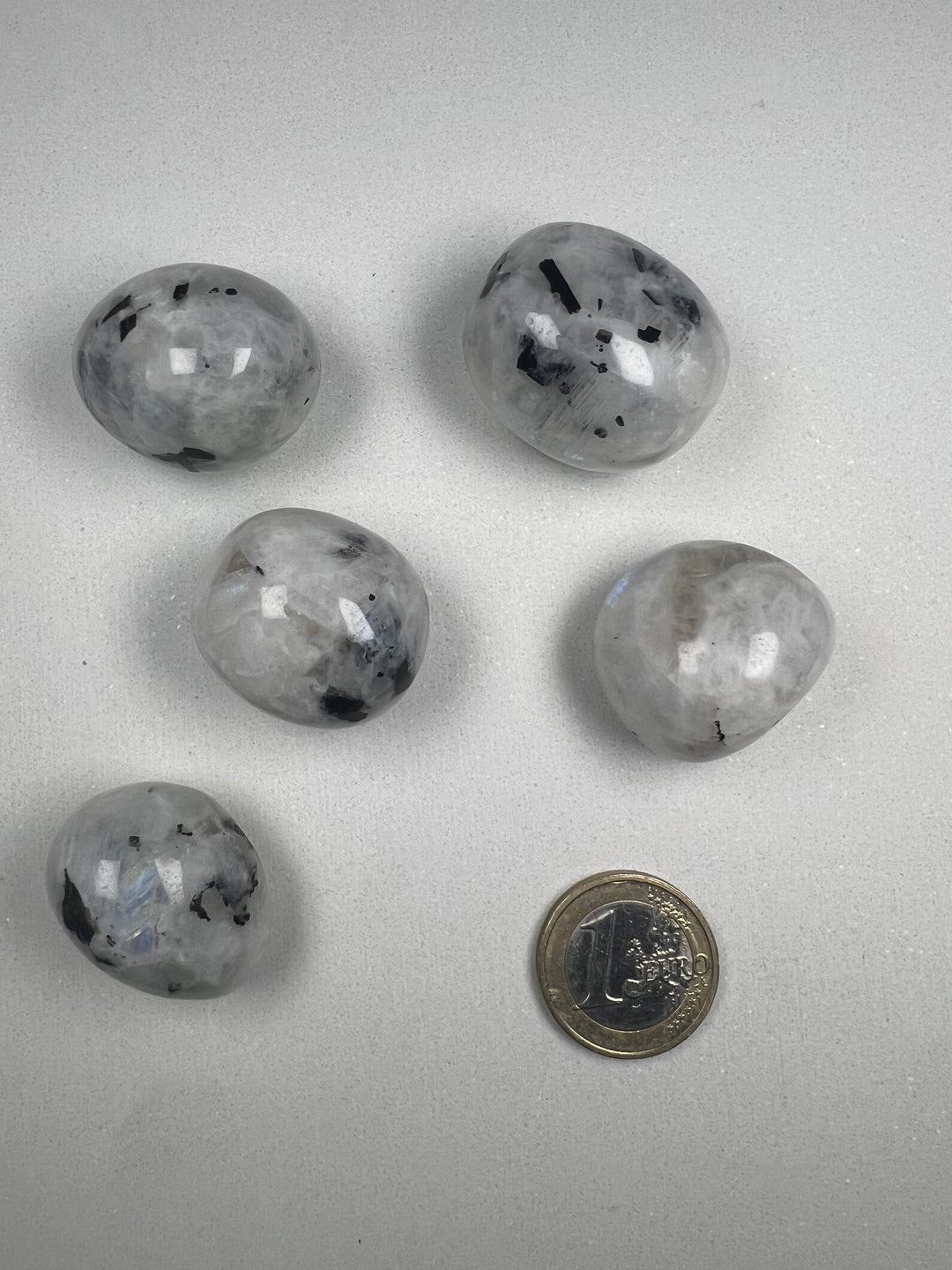 Mondstein Weiß Trommelstein – Intuition, Weiblichkeit & sanfte Mondenergie  A+ Qualität | ca. 20–35 mm | 15–30 g | Handverlesen & poliert