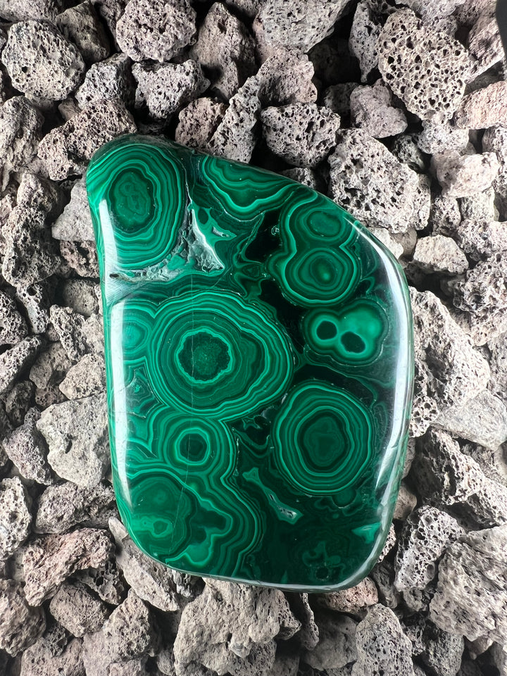 Dein Stein-Freund: "Mala" – Hüterin der Wandlung & Herzkraft Malachit (poliert mit Kratzer)| Einzelstück | ca. 233g | ca. 9cm