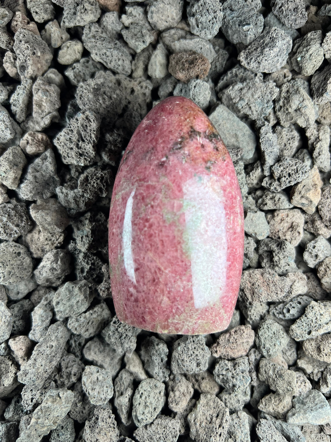 Dein Stein-Freund: “Rio” – Heiler des Herzens und Bringer von Vergebung  Rhodonit (geschliffen & poliert) | Einzelstück | ca. 246 g | 7 cm