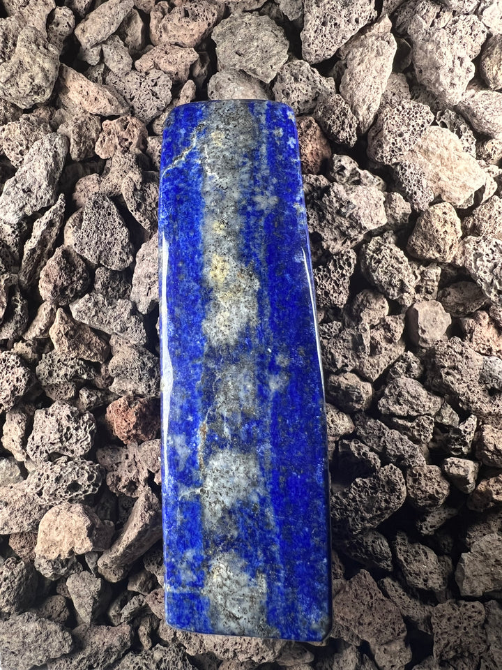 Dein Stein-Freund: "Lapi" – Hüter der Wahrheit & inneren Weisheit Lapislazuli | Einzelstück aus Pakistan | 303g | ca. 11cm| Stehender Obelisk