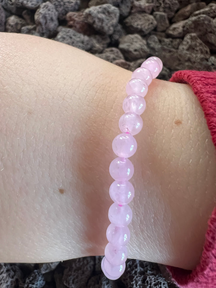 Rosenquarz Kinderarmband 4 mm – Sanfte Liebe und Geborgenheit