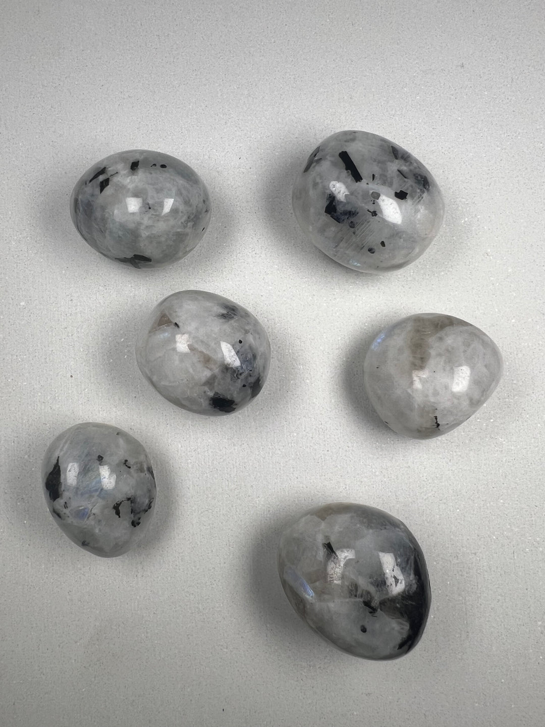 Mondstein Weiß Trommelstein – Intuition, Weiblichkeit & sanfte Mondenergie  A+ Qualität | ca. 20–35 mm | 15–30 g | Handverlesen & poliert