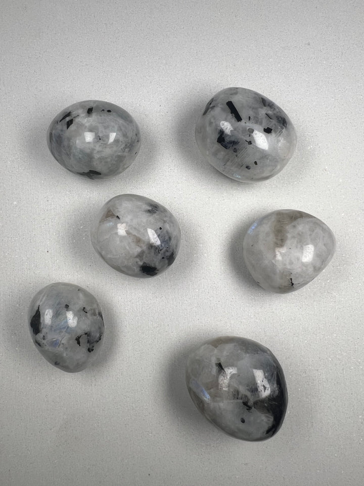 Mondstein Weiß Trommelstein – Intuition, Weiblichkeit & sanfte Mondenergie  A+ Qualität | ca. 20–35 mm | 15–30 g | Handverlesen & poliert