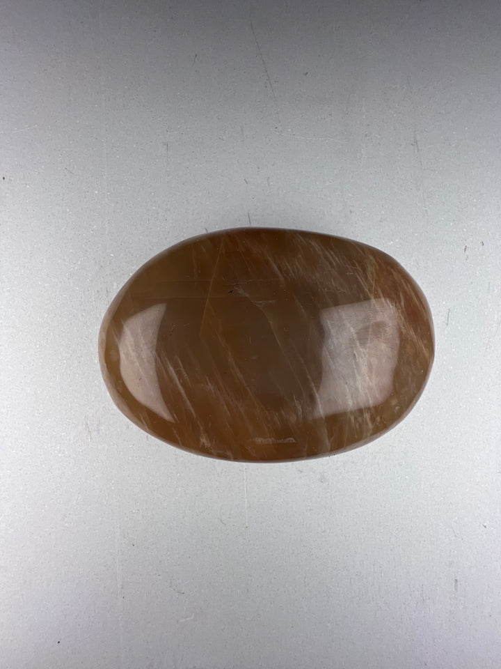 Dein Stein-Freund: "Mo" – Träger von Intuition, Weiblichkeit und seelischer Tiefe Mondstein | Einzelstück | ca. 106 g | 6 cm
