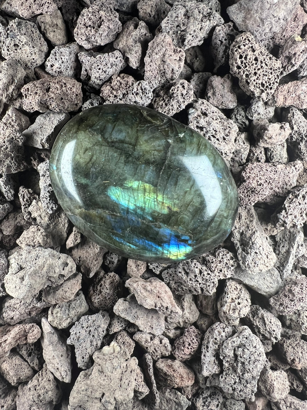 Dein Stein-Freund: "Lumo" – Lichtbringer für Intuition und Wandlung Labradorit | Einzelstück | ca. 106g | 6cm