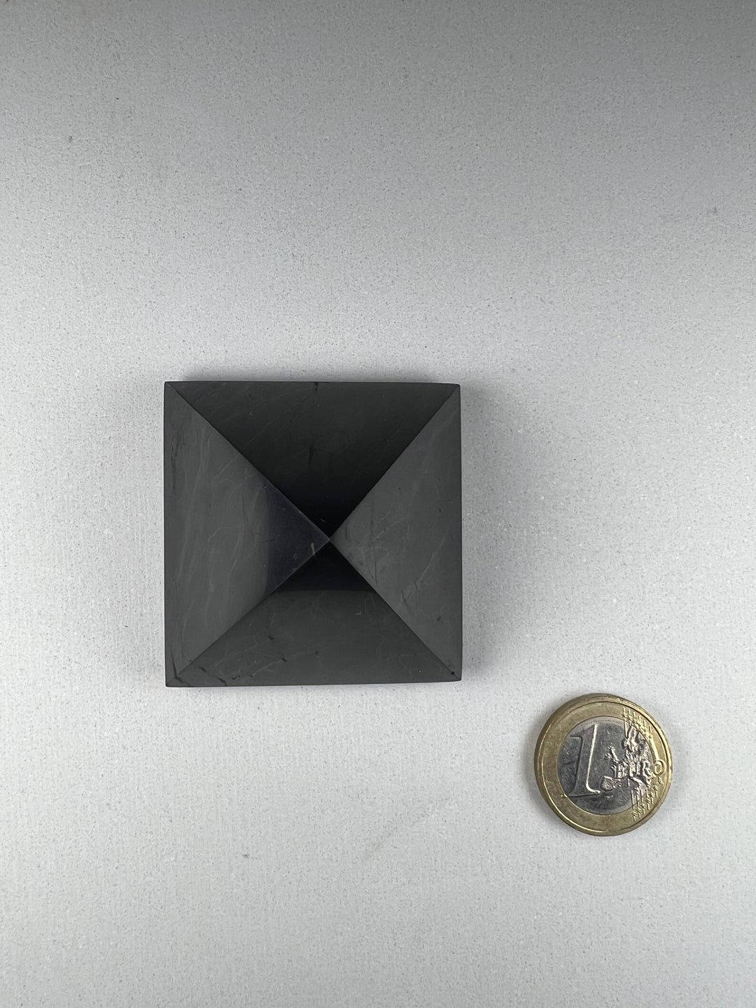 Dein Stein-Freund: 

“Schorsch” – Wächter der Reinigung und energetischen Klarheit

Schungit (Pyramide) | Einzelstück | ca. 5 cm, ca. 84g