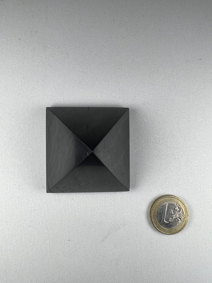 Dein Stein-Freund: 

“Schorsch” – Wächter der Reinigung und energetischen Klarheit

Schungit (Pyramide) | Einzelstück | ca. 5 cm, ca. 84g