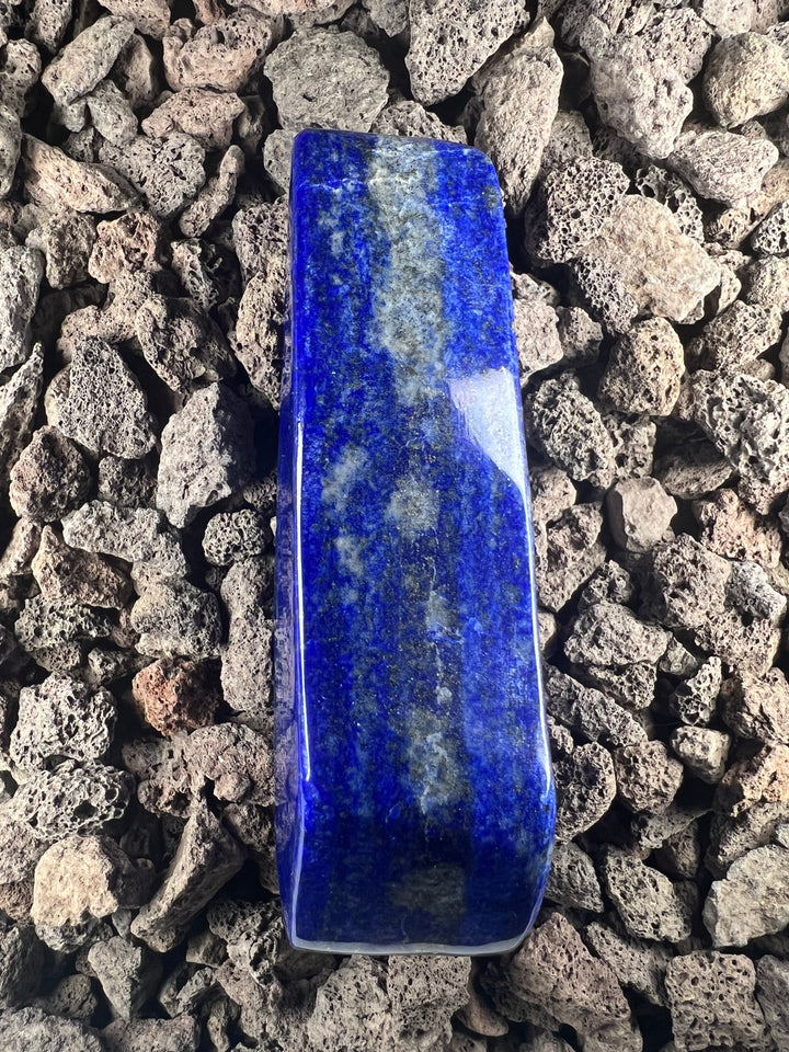 Dein Stein-Freund: "Lapi" – Hüter der Wahrheit & inneren Weisheit Lapislazuli | Einzelstück aus Pakistan | 303g | ca. 11cm| Stehender Obelisk
