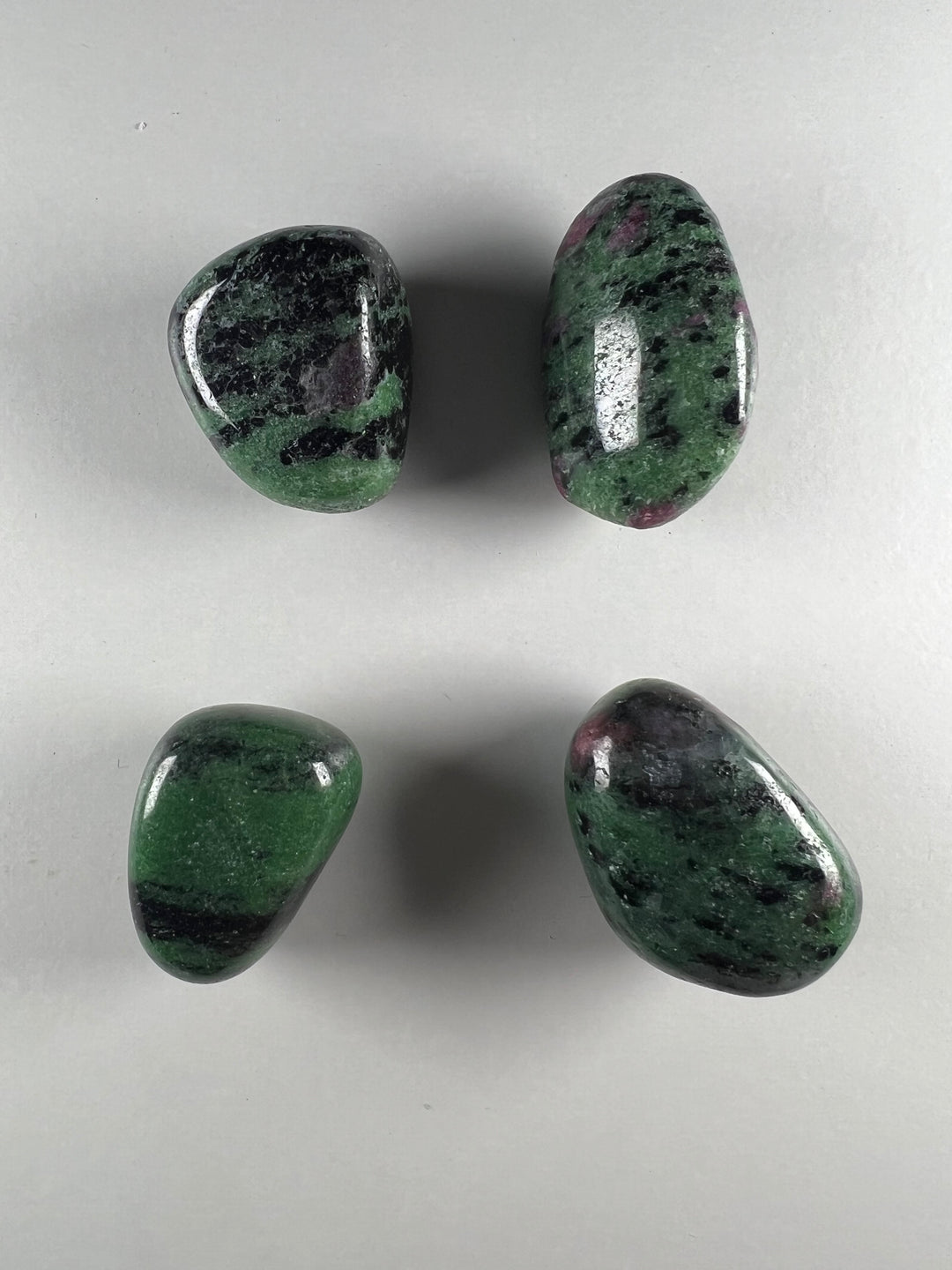Rubin-Zoisit Trommelstein – Lebensenergie, Leidenschaft & spirituelles Wachstum  Seltene Naturstein-Kombination | ca. 15–45 mm | Handpoliert | 15-25g | Herkunft: Tansania
