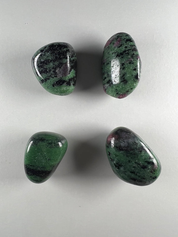 Rubin-Zoisit Trommelstein – Lebensenergie, Leidenschaft & spirituelles Wachstum  Seltene Naturstein-Kombination | ca. 15–45 mm | Handpoliert | 15-25g | Herkunft: Tansania