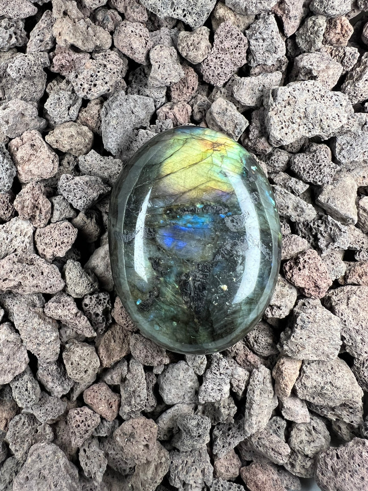 Dein Stein-Freund: "Lumo" – Lichtbringer für Intuition und Wandlung Labradorit | Einzelstück | ca. 92 g | 6 cm