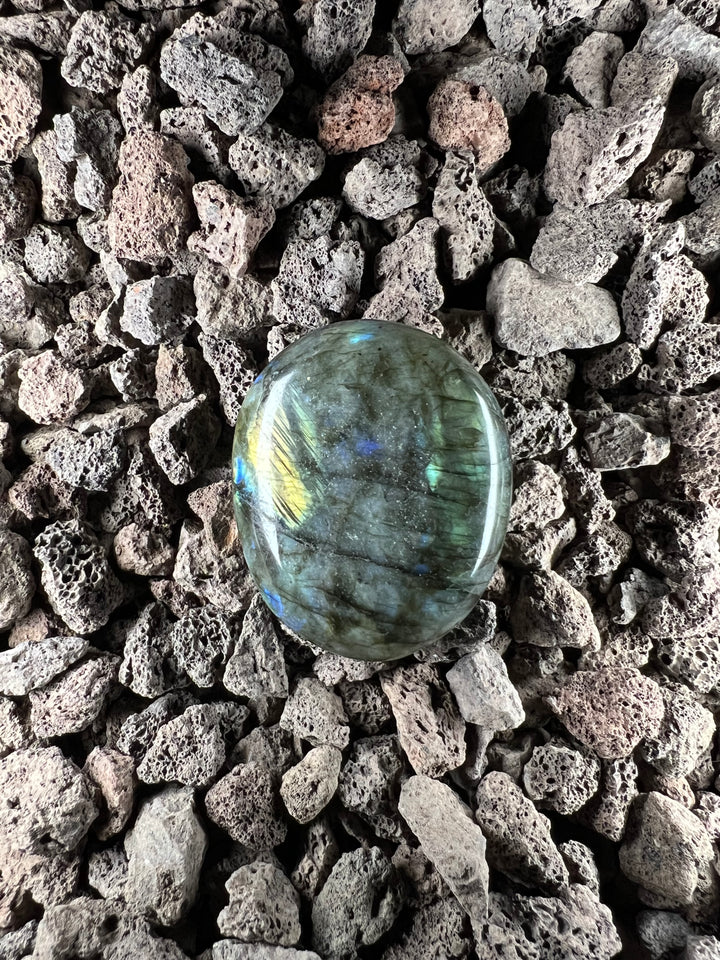 Dein Stein-Freund: "Lumo" – Lichtbringer für Intuition und Wandlung Labradorit | Einzelstück | ca. 77g | 4 cm