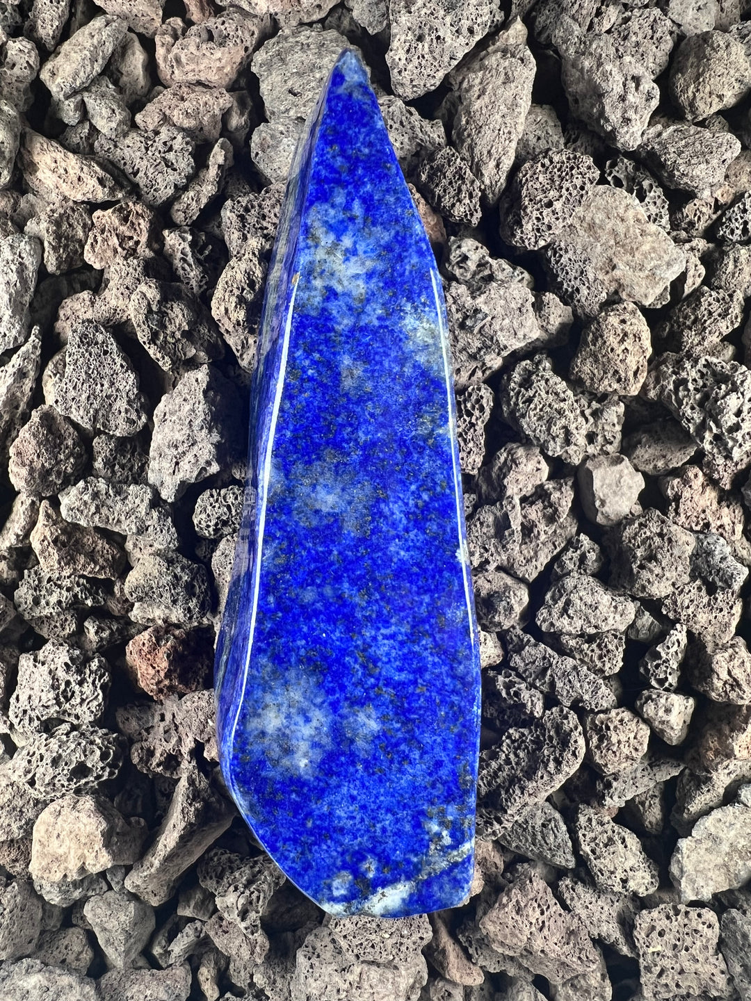 Dein Stein-Freund: "Lapi" – Hüter der Wahrheit & inneren Weisheit Lapislazuli | Einzelstück aus Pakistan | 303g | ca. 11cm| Stehender Obelisk