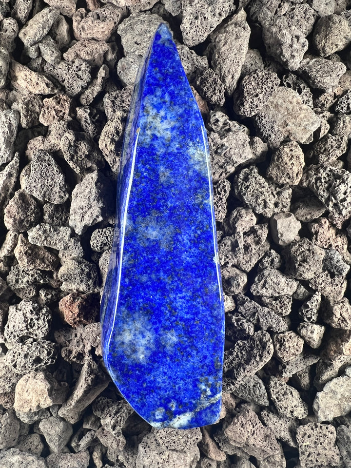 Dein Stein-Freund: "Lapi" – Hüter der Wahrheit & inneren Weisheit Lapislazuli | Einzelstück aus Pakistan | 303g | ca. 11cm| Stehender Obelisk