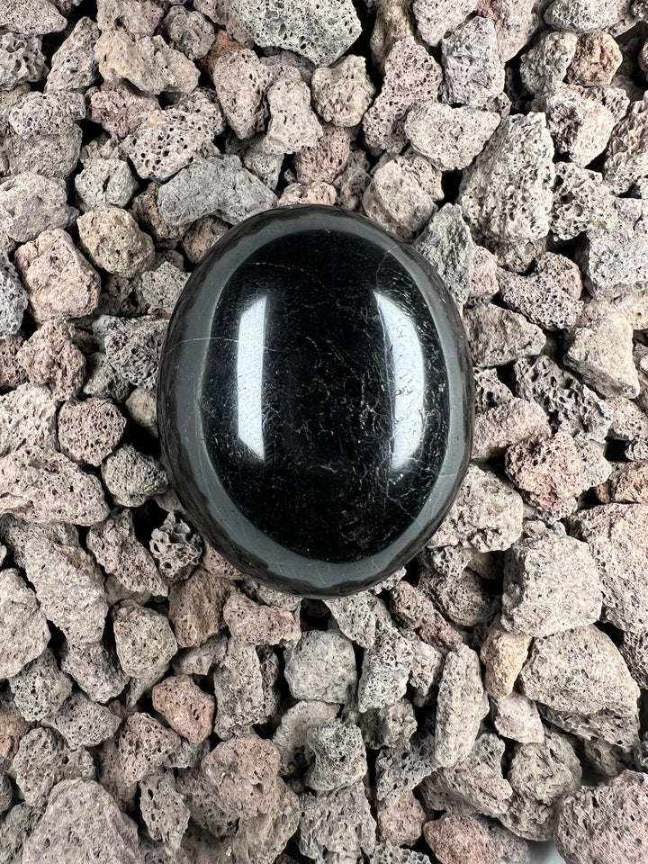 Dein Stein-Freund: "Taru" – Beschützer deiner Energie und Anker zur Erde Schwarzer Turmalin | Einzelstück | ca. 135 g | 6 cm